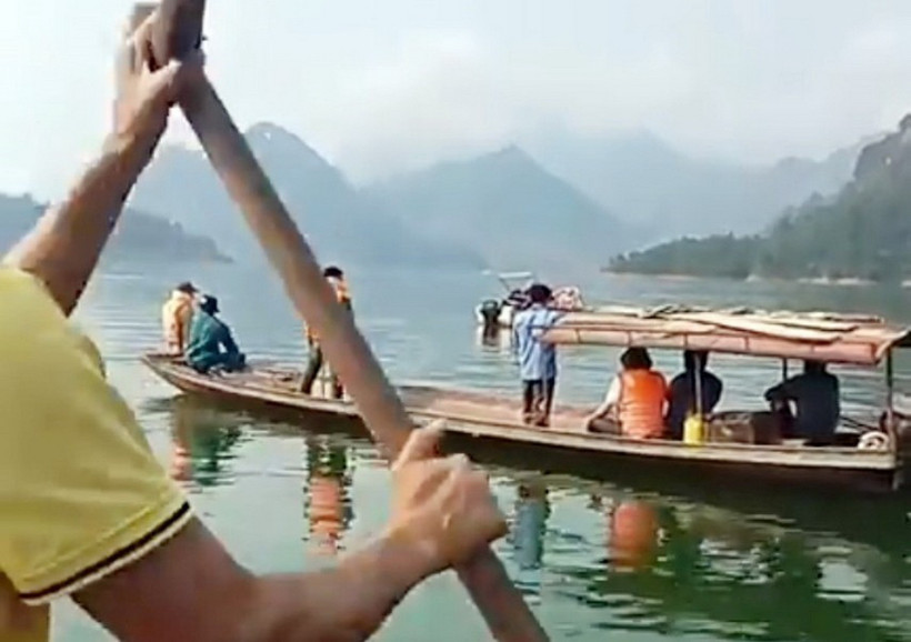 Các lực lượng chức năng cùng người dân tham gia tìm kiếm người mất tích trên lòng hồ Thủy điện Sơn La. (Ảnh: TTXVN phát)