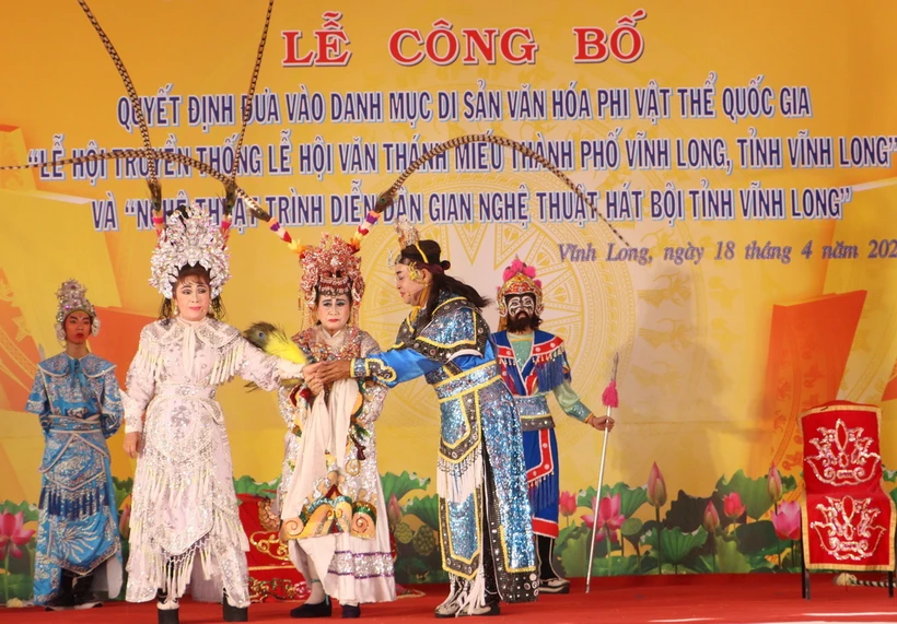 Các nghệ nhân hát bội trình diễn tiết mục "Thần nữ dâng ngũ linh kỳ." (Ảnh: Lê Thúy Hằng/TTXVN)