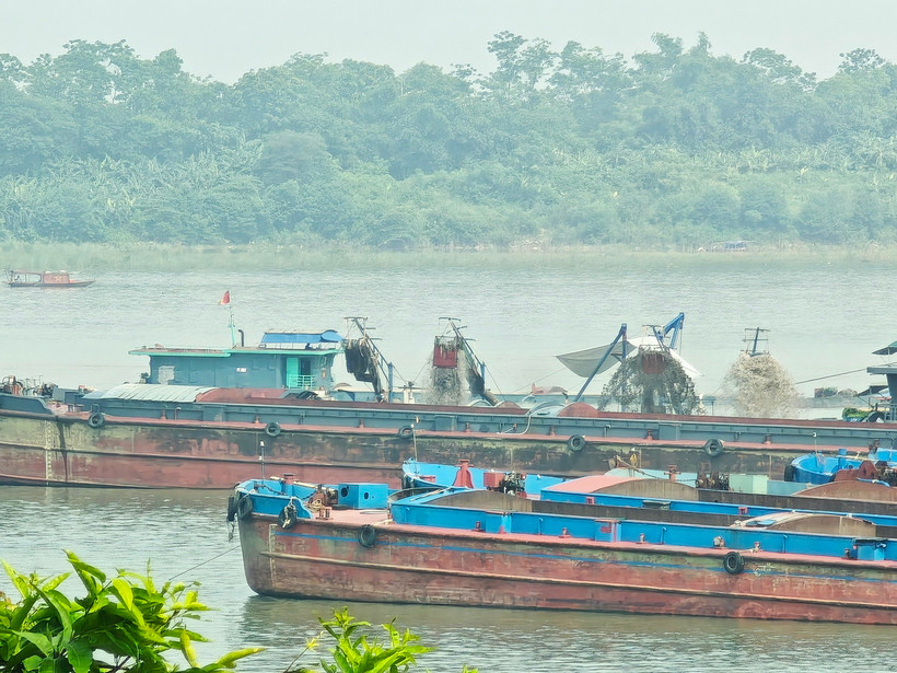 Phương tiện khai thác cát tại Phú Thọ. (Ảnh: TTXVN phát)