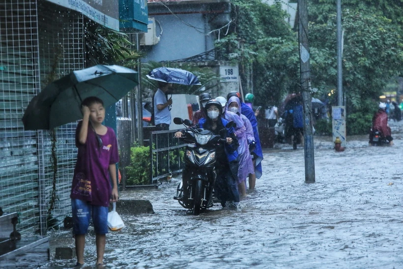 Thời tiết đêm 16/5: Đề phòng nguy cơ lũ quét, sạt lở đất khu vực vùng núi