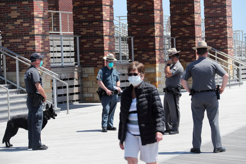 Cảnh sát gác trên bãi biển ở New York, Mỹ, ngày 22/5 vừa qua. (Ảnh: THX/TTXVN)