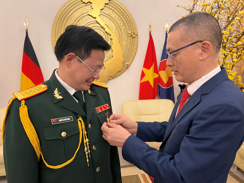 Đại sứ Vũ Quang Minh đeo Kỷ niệm chương Vì sự nghiệp Ngoại giao Việt Nam tặng Đại tá Nguyễn Tuấn Minh, Trưởng phòng Tùy viên Quốc phòng Việt Nam tại Đức. (Ảnh: Phương Hoa/Vietnam+)