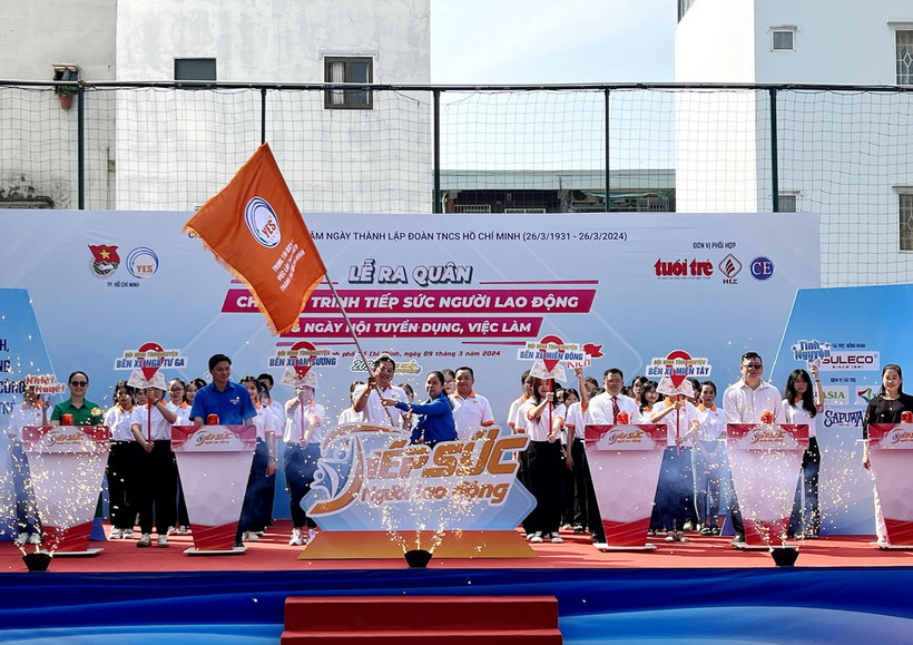 Phó Bí thư Thành đoàn Thành phố Hồ Chí Minh Trịnh Thị Hiền Trân trao cờ ra quân “Tiếp sức người lao động và Ngày hội tuyển dụng việc làm” năm 2024. (Ảnh: Thanh Vũ/TTXVN)