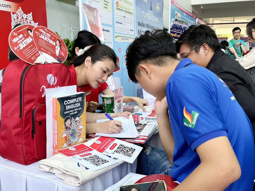 Thanh niên, sinh viên học sinh tìm kiếm việc làm tại Ngày hội tuyển dụng việc làm năm 2024. (Ảnh: Thanh Vũ/TTXVN)