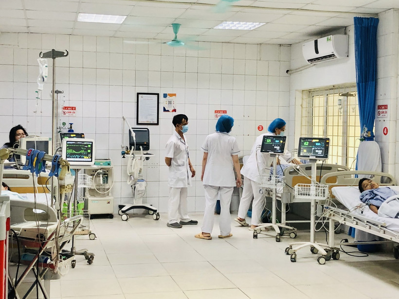 Các y, bác sỹ Bệnh viện Giao thông Vận tải tập trung cấp cứu, điều trị cho các nạn nhân vụ cháy ngõ 43 đường Trung Kính. (Ảnh: Tuyết Mai/TTXVN)
