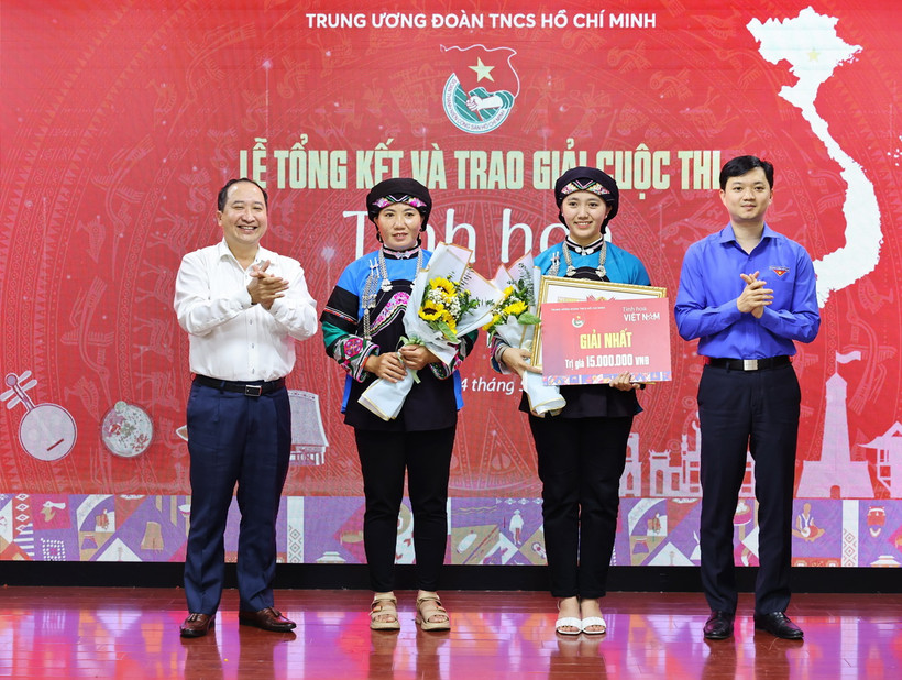 Ông Vy Tư Liệu, Vụ trưởng Vụ Đoàn thể Nhân dân, Ban Dân vận Trung ương, Bí thư Trung ương Đoàn Nguyễn Minh Triết trao giải Nhất cho thí sinh Lồ Phà Tú Anh, trường THPT Số 1 huyện Mường Khương, tỉnh Lào Cai với tác phẩm: “Trang phục truyền thống của người Bố Y.” (Ảnh: Minh Đức/TTXVN)