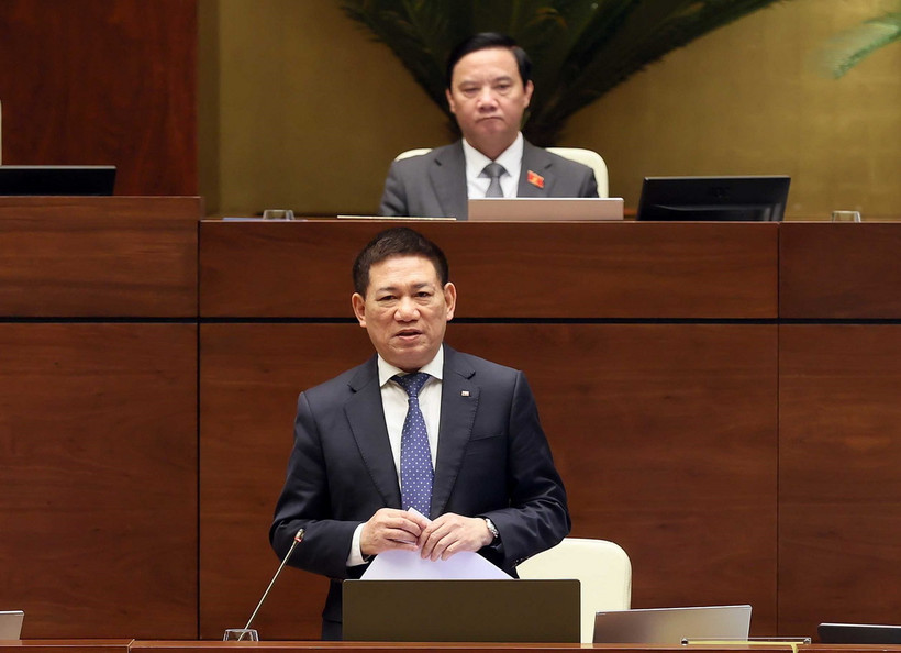 Bộ trưởng Bộ Tài chính Hồ Đức Phớc trả lời chất vấn của đại biểu Quốc hội. (Ảnh: An Đăng/TTXVN)