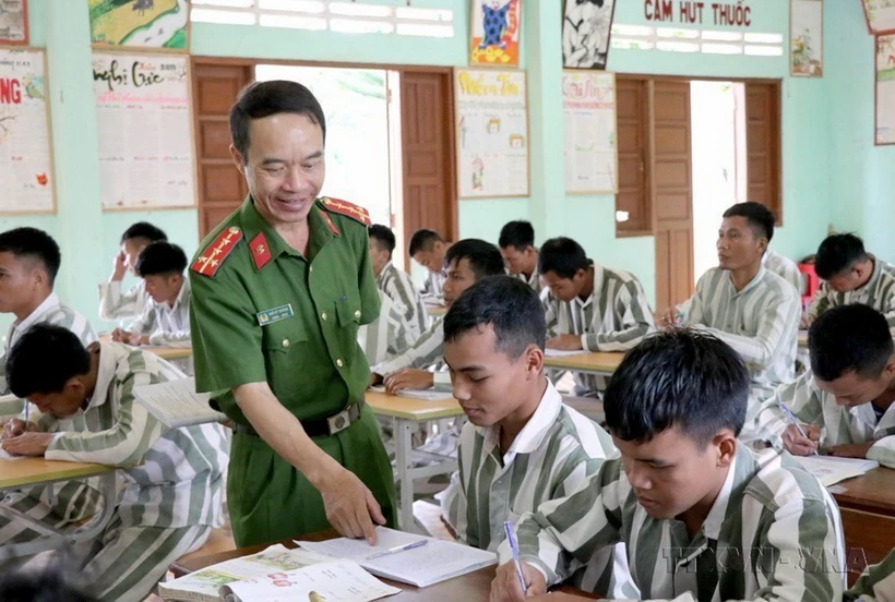 Lớp học xóa mù tại Trại giam Gia Trung (Mang Yang, Gia Lai). (Ảnh: Quang Thái/TTXVN)