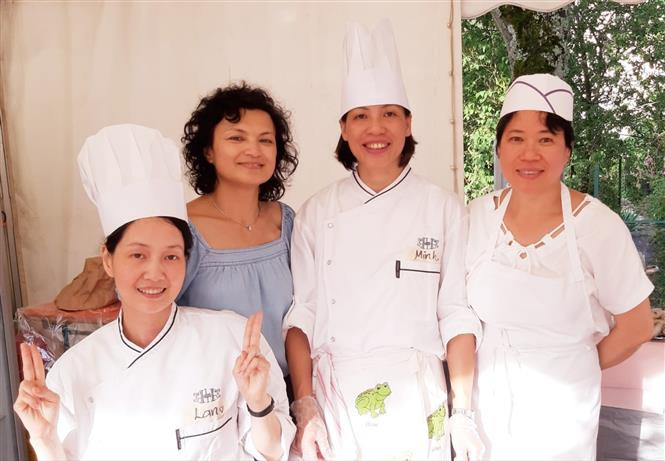 Chị Đoàn Nhật Minh (thứ 2, bên phải), Chủ tịch Hội từ thiện Aide au Vietnam tại Luxembourg. (Ảnh : TTXVN phát)