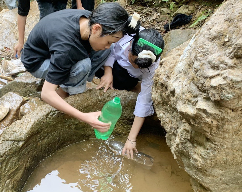 Học sinh xã Mù Sang, huyện Phong Thổ, tỉnh Lai Châu, phải ra khe nước cách trường 2km để lấy nước uống và sinh hoạt. (Ảnh: Nguyễn Oanh/TTXVN)