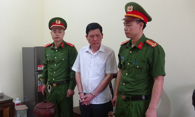 Lực lượng chức năng bắt giữ ông Nguyễn Văn Quang. (Nguồn: báo Bắc Giang)