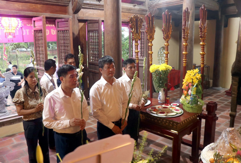 Các đại biểu dâng hương, dâng hoa tại Đền thờ Quốc Tổ Lạc Long Quân, Khu phố Xích Đằng, phường Lam Sơn, thành phố Hưng Yên. (Ảnh: Mai Ngoan/TTXVN)