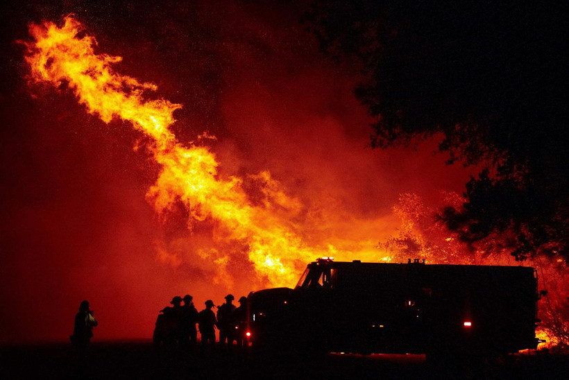 Lính cứu hỏa tham gia dập lửa cháy rừng ở Oroville, bang California, Mỹ ngày 9/9. (Ảnh: AFP/TTXVN)