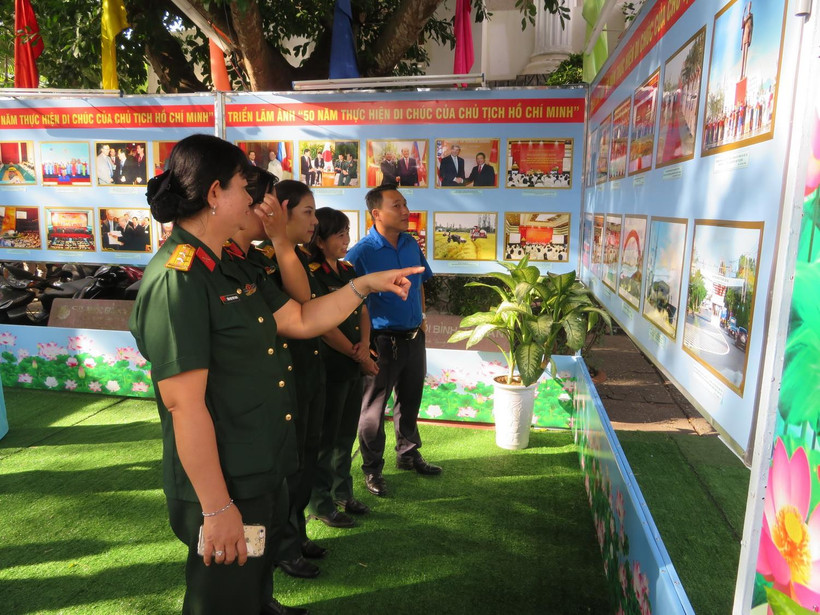 Khách tham quan triển lãm ảnh. (Ảnh: Ánh Tuyết/TTXVN)