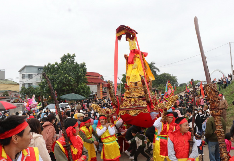 Nghi thức rước từ Đền ra Lăng Kinh Dương Vương theo nghi lễ truyền thống. (Ảnh: Thanh Thương/TTXVN)