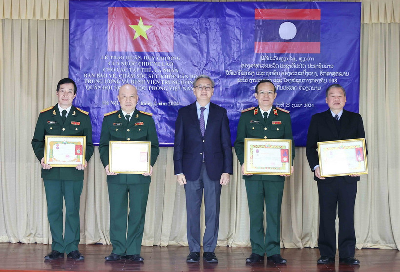 Ông Thongsavanh Phomvihane, Trưởng Ban Đối ngoại Trung ương Đảng Nhân Dân Cách mạng Lào trao tặng Huân chương Tự do hạng Ba cho các tập thể. (Ảnh: An Đăng/TTXVN)