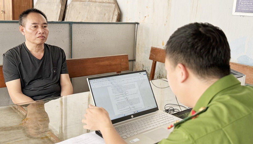 Đối tượng Ngô Văn Tỉnh khai nhận tại Cơ quan Công an. (Ảnh: TTXVN phát)