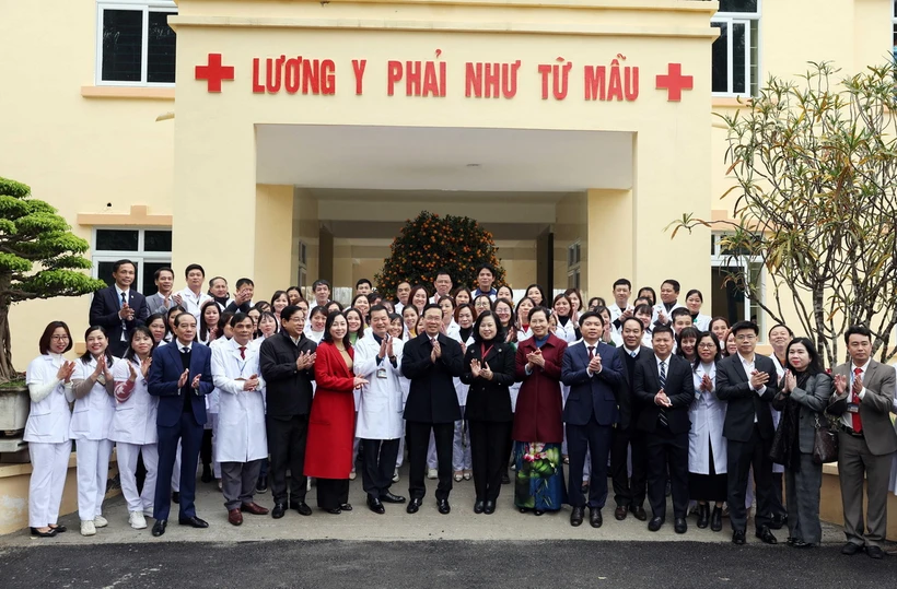 Chủ tịch nước Võ Văn Thưởng với các thầy thuốc của Trạm Y tế xã Thanh Phong, huyện Thanh Liêm. (Ảnh: Thống Nhất/TTXVN)