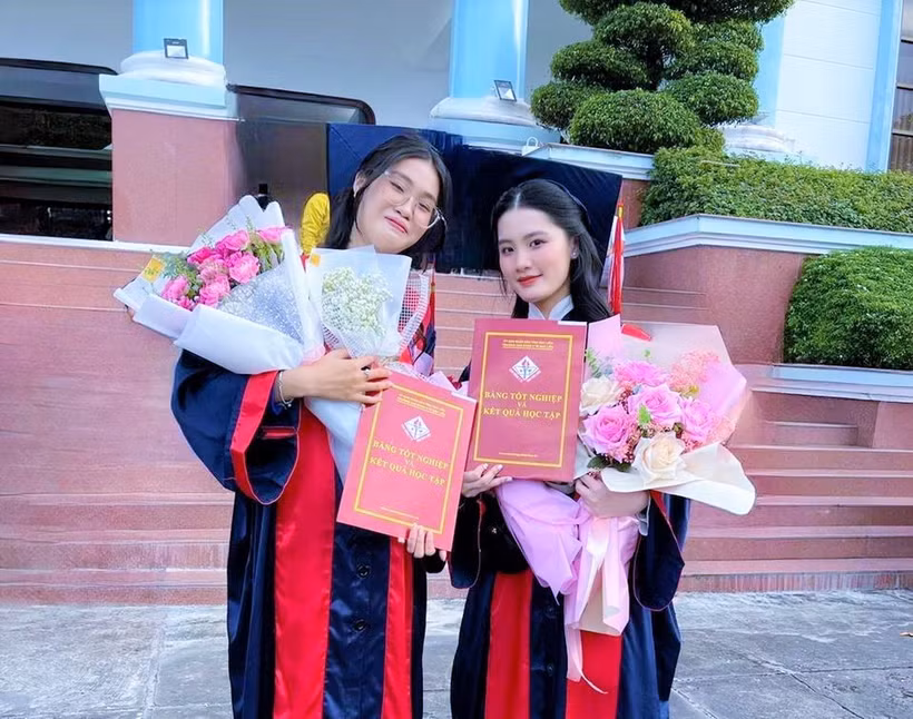 Dương Thị Phương Nhi (bên trái) tốt nghiệp Cao đẳng Dược năm 2023. (Ảnh: TTXVN phát)