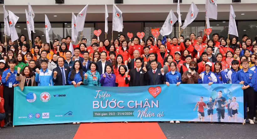 Đại biểu cán bộ, hội viên, tình nguyện viên Chữ thập Đỏ cùng sinh viên đi bộ hưởng ứng ngay sau phát động Chiến dịch "Triệu Bước chân nhân ái." (Ảnh: Thanh Tùng/TTXVN)