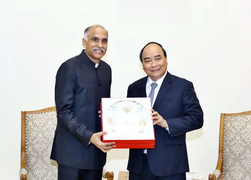Thủ tướng Nguyễn Xuân Phúc tặng quà lưu niệm cho Đại sứ đặc mệnh toàn quyền Cộng hòa Ấn Độ Harish Parvathaneni. ( Ảnh: Thống Nhất/TTXVN)
