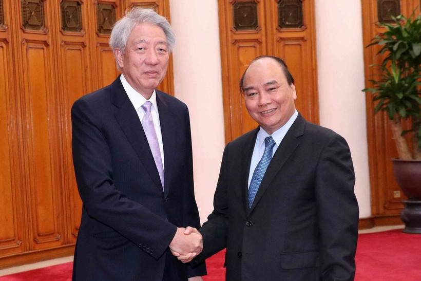 Thủ tướng Nguyễn Xuân Phúc và Phó Thủ tướng, Bộ trưởng điều phối an ninh quốc gia Singapore Tiêu Chí Hiền. (Ảnh: Văn Điệp/TTXVN)