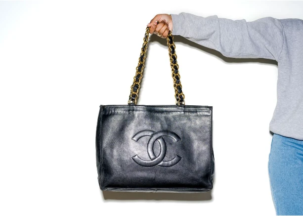 Nia Holland đã chi toàn bộ 2.500 USD tiền tiết kiệm cho chiếc túi Chanel. (Nguồn: Bloomberg)