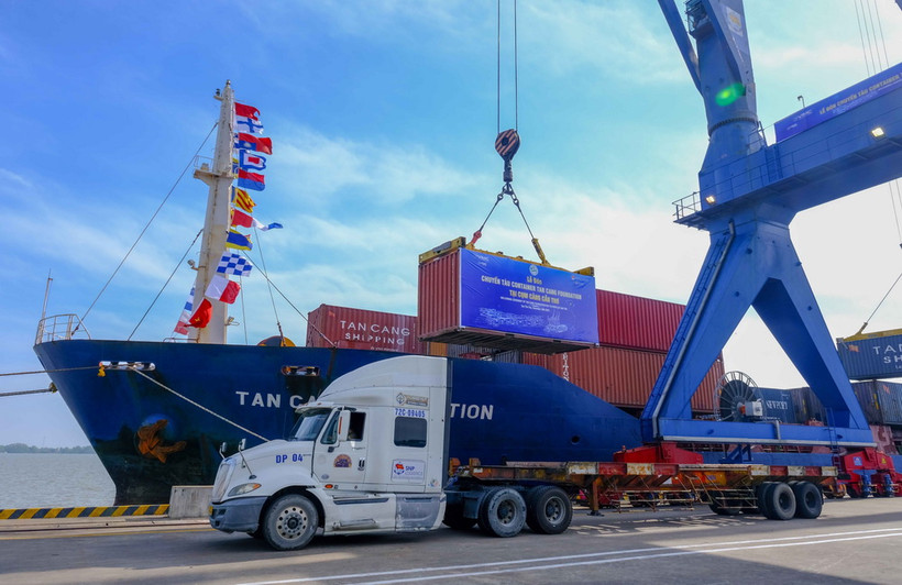 Bốc dỡ container lên tàu Tan Cang Foundation, quận Cái Răng, thành phố Cần Thơ. (Ảnh: Thanh Liêm/TTXVN)