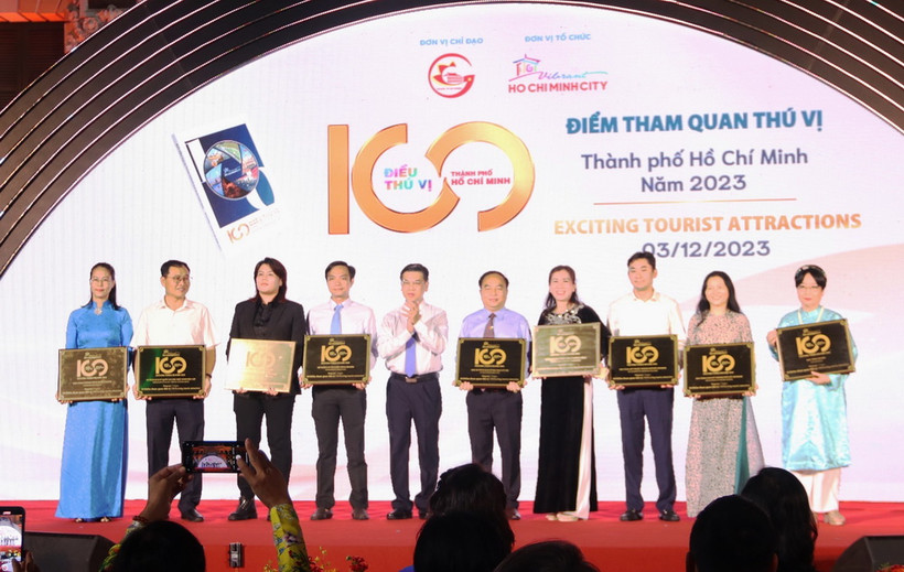 Phó Chủ tịch UBND Thành phố Hồ Chí Minh Nguyễn Văn Dũng trao bảng công bố cho 10 điểm tham quan thú vị. (Ảnh: Thu Hương/TTXVN)