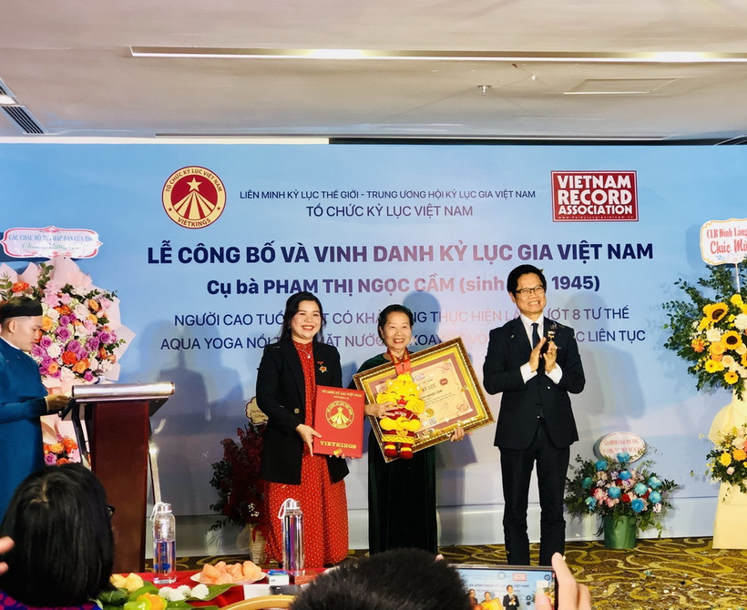 Tổ chức Kỷ lục Việt Nam (VietKings) trao bằng chứng nhận cho cụ bà Phạm Thị Ngọc Cầm. (Ảnh: Phương Hà/TTXVN)