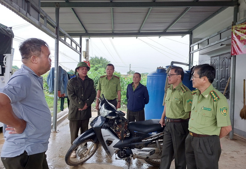 Đoàn công tác Chi cục Kiểm lâm tỉnh Đắk Lắk nắm bắt tình hình tại Trạm kiểm lâm số 2, Khu Bảo tồn Thiên nhiên Ea sô. (Ảnh: Tuấn Anh/TTXVN)