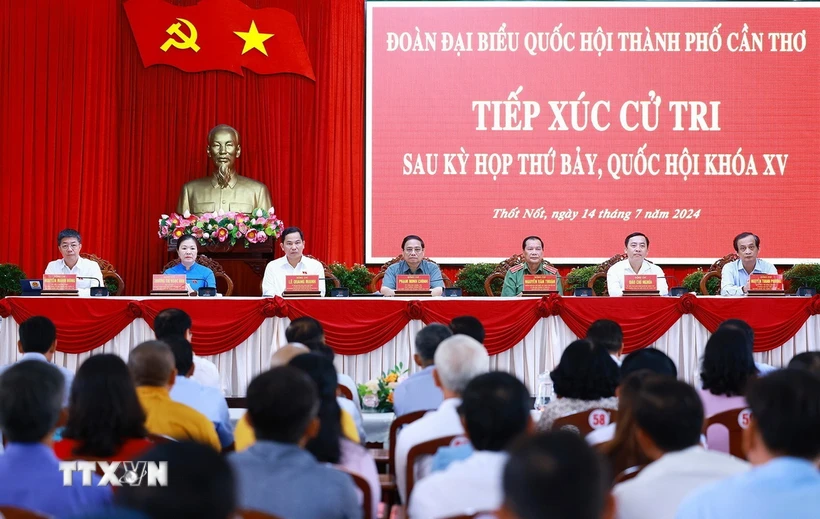 Thủ tướng Phạm Minh Chính và Đoàn đại biểu Quốc hội thành phố Cần Thơ tiếp xúc cử tri quận Thốt Nốt, thành phố Cần Thơ. (Ảnh: Dương Giang/TTXVN)