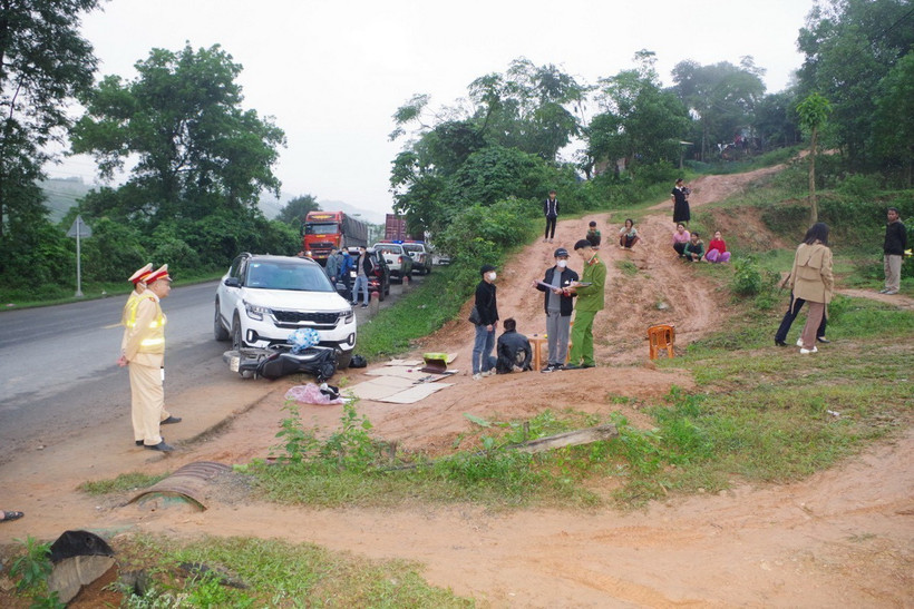 Các đối tượng bị bắt giữ cùng 30.000 viên ma túy tổng hợp. (Ảnh: TTXVN phát)