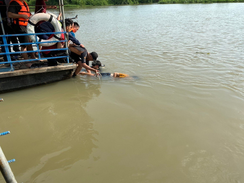 Lực lượng cứu hộ cứu nạn đã tìm thấy 1 thi đầu tiên trong vụ 3 bé gái mất tích trên sông Sài Gòn. (Ảnh: Dương Chí Tưởng/TTXVN)