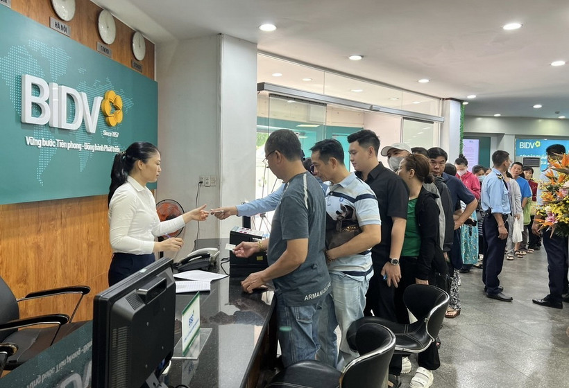 Khách hàng xếp hàng chờ mua vàng tại Ngân hàng BIDV chiều 4/6. (Ảnh: Thanh Vũ/TTXVN)