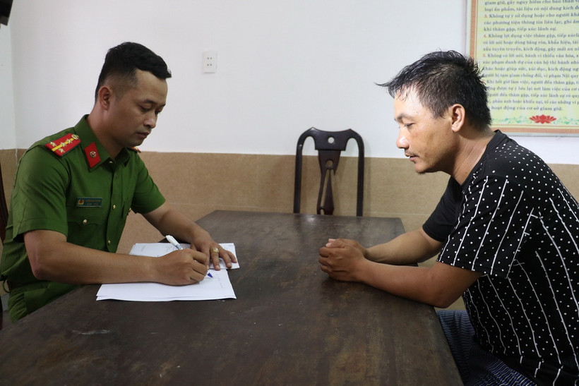 Đối tượng Võ Văn Kiên, 34 tuổi, trú phường Gia Lộc, thị xã Trảng Bàng, tỉnh Tây Ninh tại cơ quan Công an. (Ảnh: TTVXN phát)