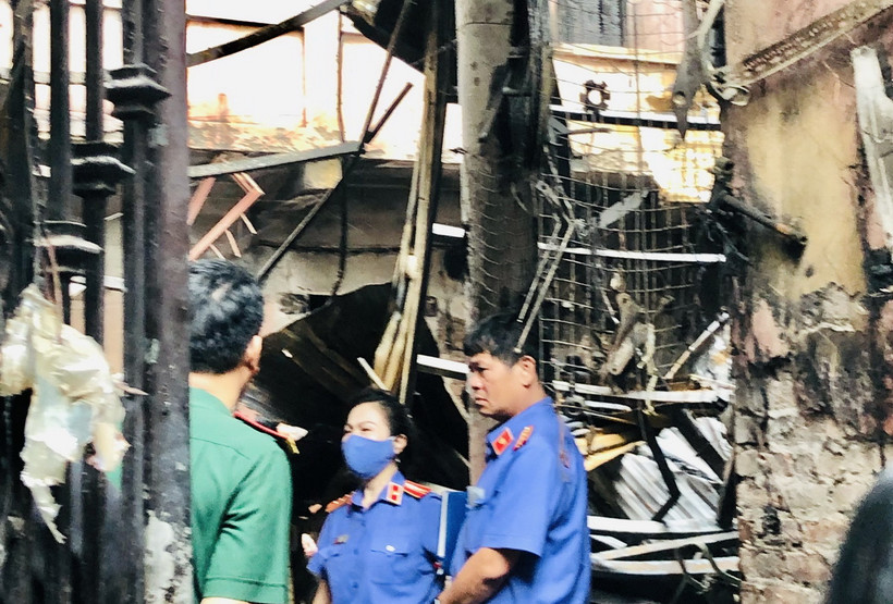 Các lực lượng chức năng có mặt tại hiện trường vụ cháy để khẩn trương điều tra nguyên nhân. (Ảnh: Tuyết Mai/TTXVN)