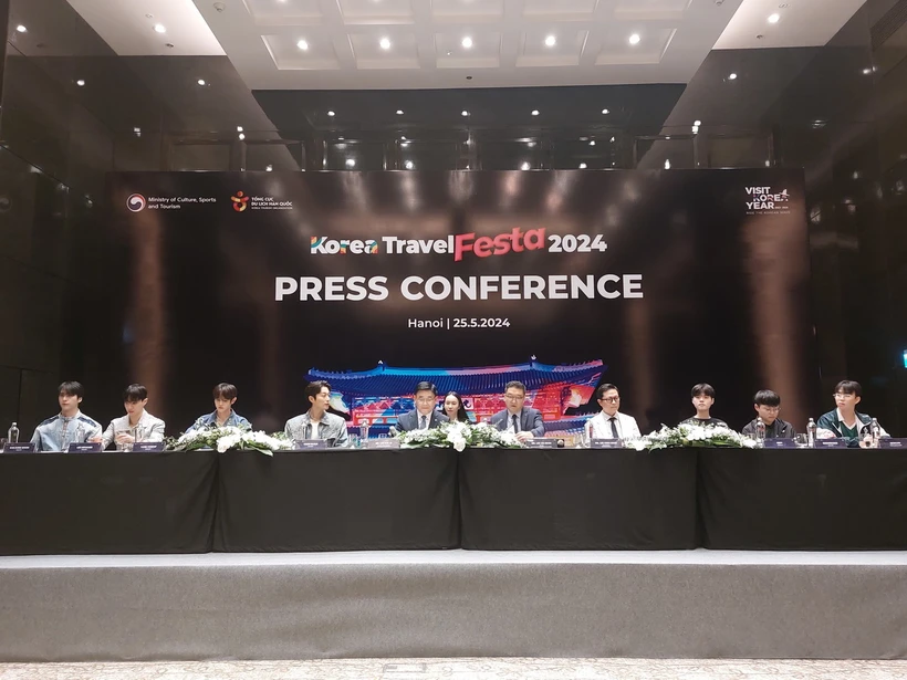 Tổng Cục Du lịch Hàn Quốc giới thiệu về Lễ hội Du lịch Hàn Quốc 2024 tại Việt Nam (Ảnh: Đinh Thuận/TTXVN)