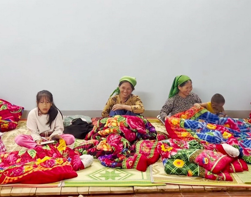 Người dân thôn Thiên Hương (thị trấn Đồng Văn) được di dời đến nơi an toàn. (Ảnh: TTXVN phát)