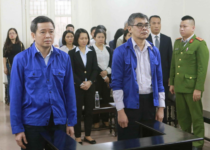 Bị cáo Võ Quang Huy (đứng bên trái) và bị cáo Từ Thành Nghĩa (đứng bên phải) tại phiên tòa. (Ảnh: Doãn Tấn/TTXVN)