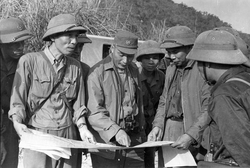 Tư lệnh Đồng Sỹ Nguyên (đội mũ vải) nghe báo cáo về kế hoạch triển khai tuyến xăng dầu khu vực 471. (Ảnh tư liệu)