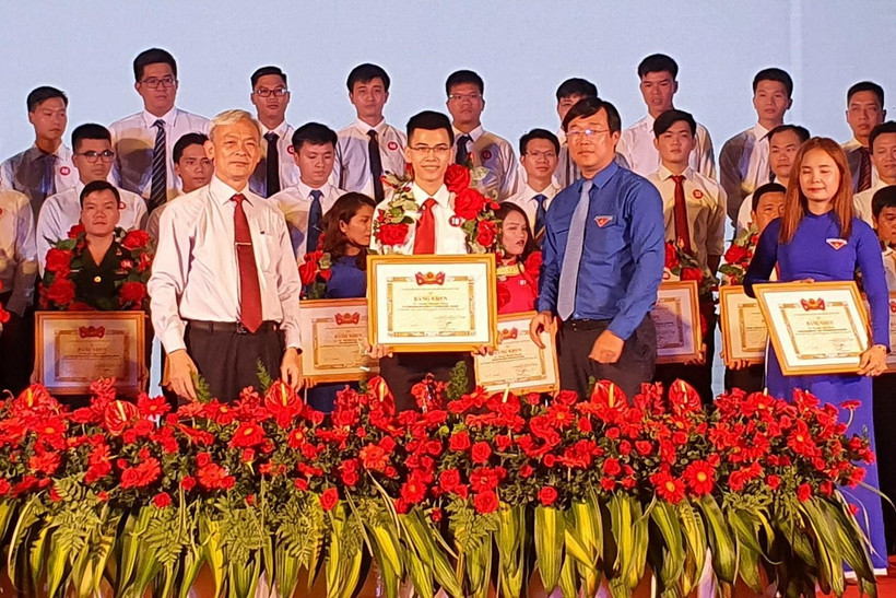 Trao bằng khen tuyên dương các gương Người thợ trẻ giỏi toàn quốc năm 2020. (Ảnh: Lê Xuân/TTXVN)