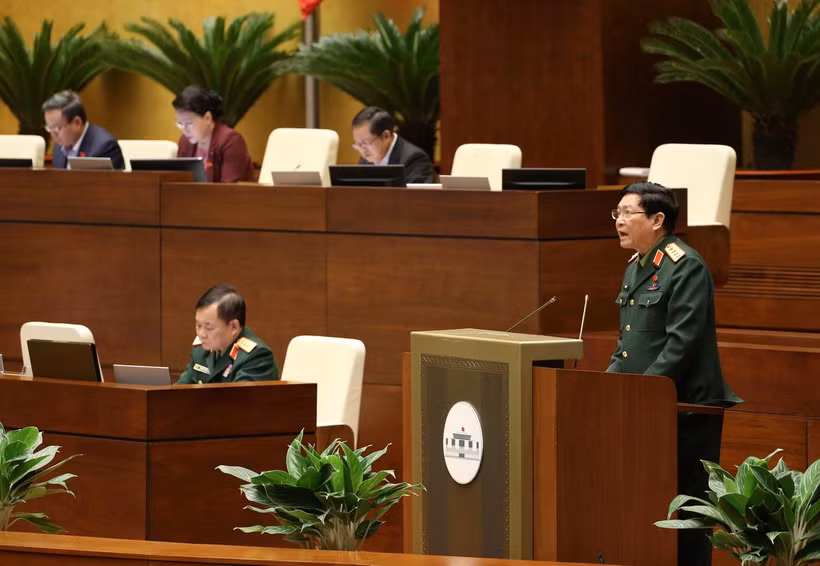 Bộ trưởng Bộ Quốc phòng Ngô Xuân Lịch, thừa ủy quyền của Thủ tướng Chính phủ trình bày Tờ trình về dự thảo Nghị quyết về tham gia lực lượng gìn giữ hòa bình của Liên hợp quốc. (Ảnh: Dương Giang/TTXVN)