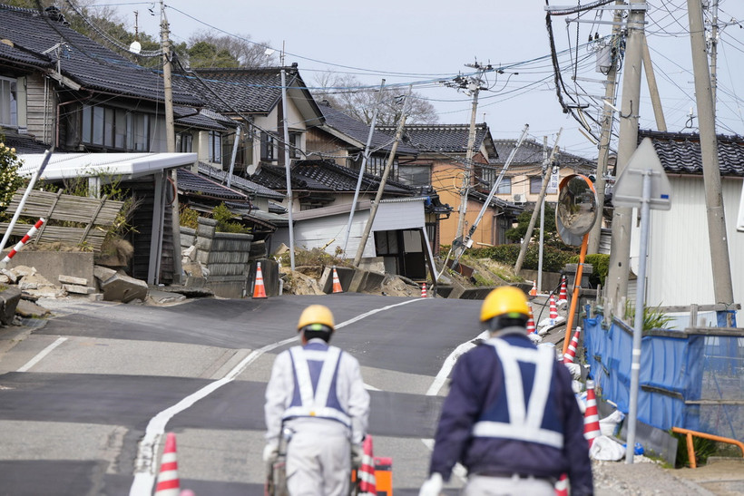 Những ngôi nhà bị phá hủy sau một trận động đất ở Uchinada, tỉnh Ishikawa, Nhật Bản. (Ảnh: Kyodo/TTXVN)