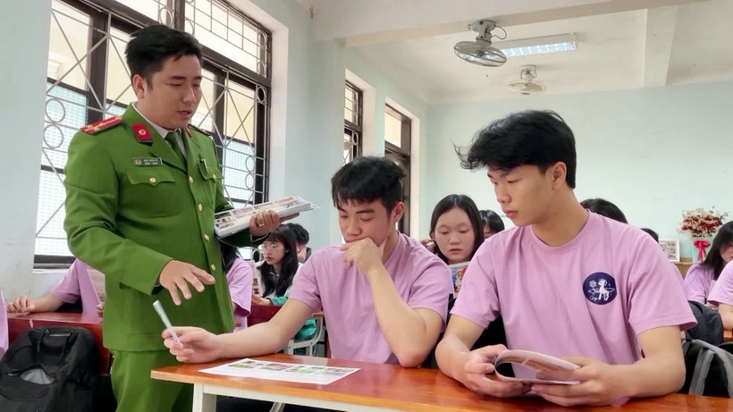 Công an tỉnh Quảng Bình tuyên truyền, phổ biến các biện pháp phòng chống tệ nạn ma túy cho học sinh trên địa bàn. (Ảnh: TTXVN phát)