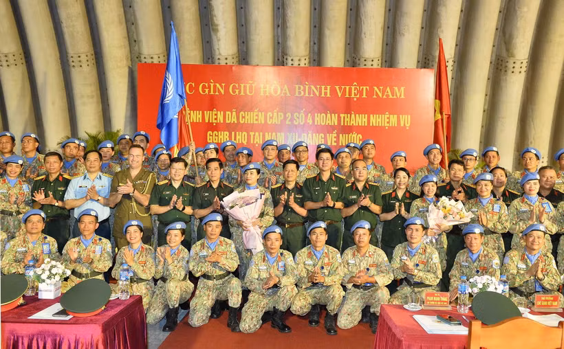 Lãnh đạo Cục Gìn giữ hòa bình Việt Nam cùng đại diện các cơ quan Bộ Quốc phòng, Tùy viên Quốc phòng Australia tại Việt Nam và thân nhân, gia đình cùng cán bộ, y, bác sỹ Bệnh viện dã chiến cấp 2 số 4. (Ảnh: Minh Đức/TTXVN)