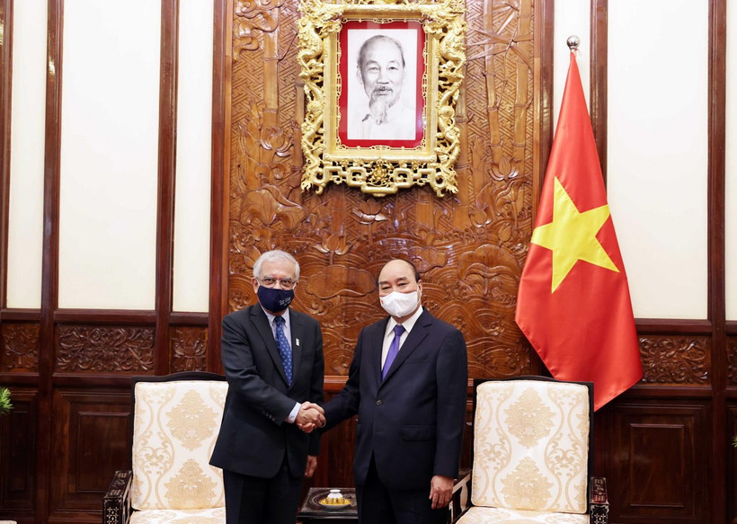 Chủ tịch nước Nguyễn Xuân Phúc tiếp ông Kamal Malhotra, Điều phối viên thường trú Liên hợp quốc tại Việt Nam, đến chào từ biệt trước khi kết thúc nhiệm kỳ công tác. (Ảnh: Thống Nhất/TTXVN)