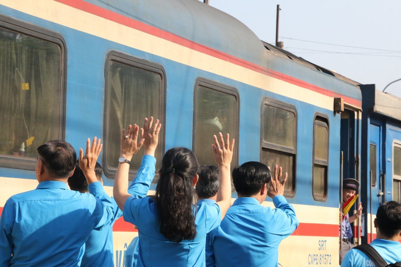 Tiễn người lao động về quê. (Ảnh: TTXVN phát) 