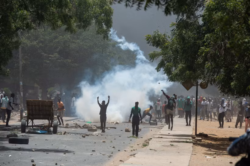 Người biểu tình quá khích ném đá về phía cảnh sát tại Dakar, Senegal, ngày 1/6/2023. (Ảnh: AFP/TTXVN)