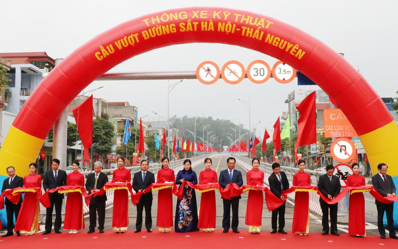 Các đại biểu thực hiện nghi thức cắt băng thông xe kỹ thuật cầu vượt đường sắt Hà Nội-Thái Nguyên. (Ảnh: Hoàng Nguyên/TTXVN)